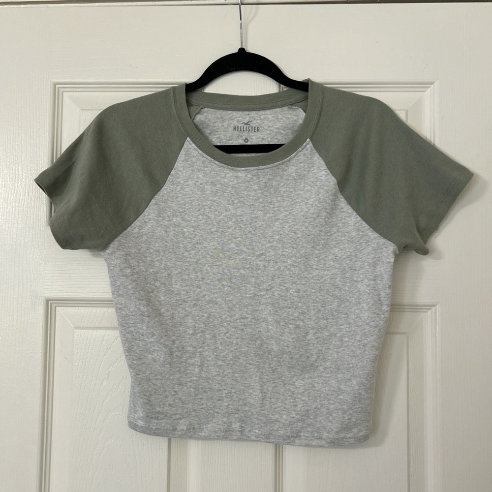 Hollister Women's Gray and Olive Crop Top